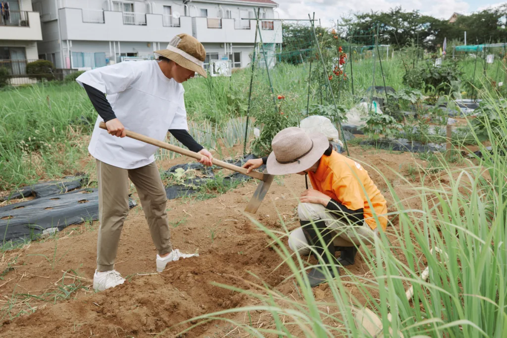 畑でアドバイスを受ける様子